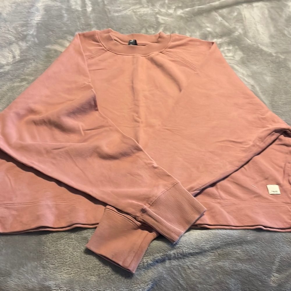VUORI cropped sweater. Pink, thick sweater material. Size S